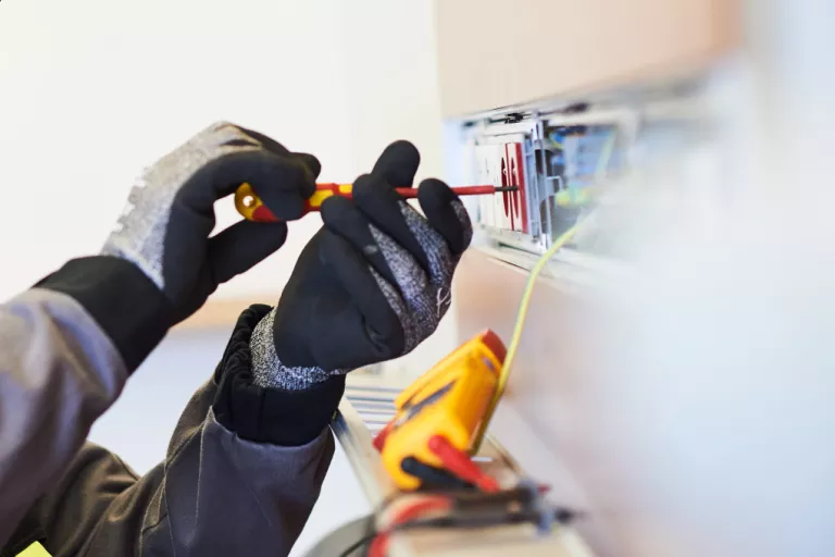 Integrated Facility Management checking of electrical connections