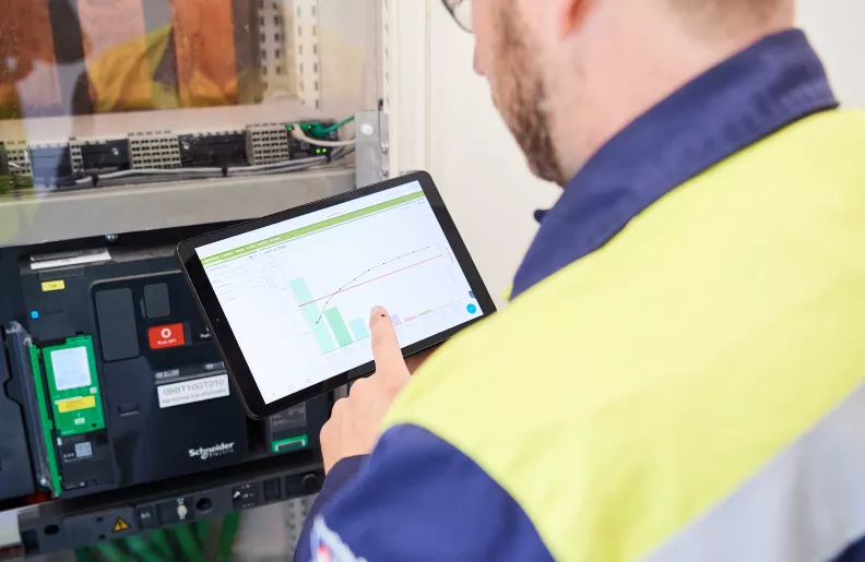 technicians analyzing a Building consumption