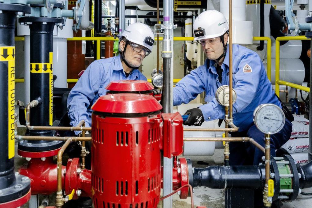 technicians analyzing a Building consumption