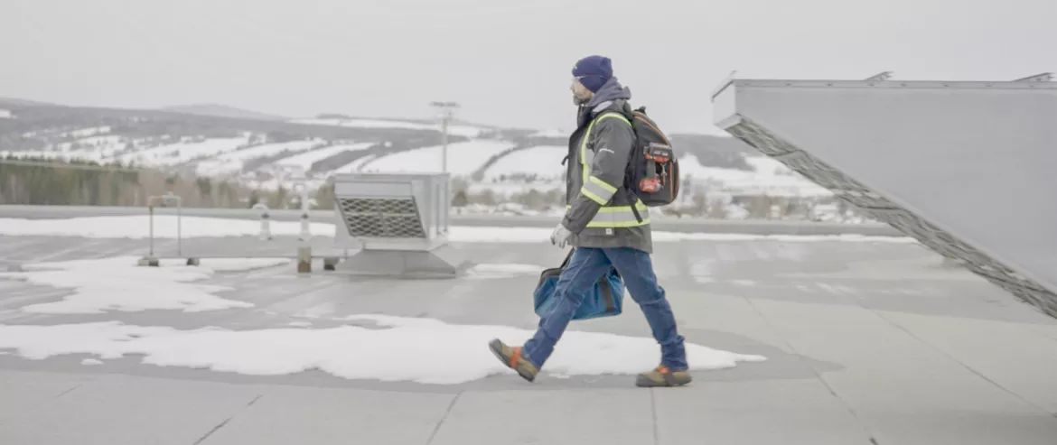 controles ac colleague walking on the snow