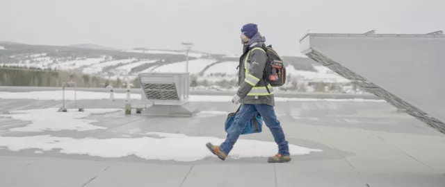 controles ac colleague walking on the snow